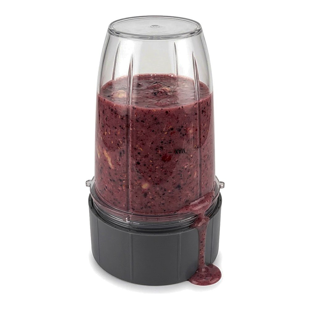 NutriBullet curi pored čaše, kap na spoju noža i čaše